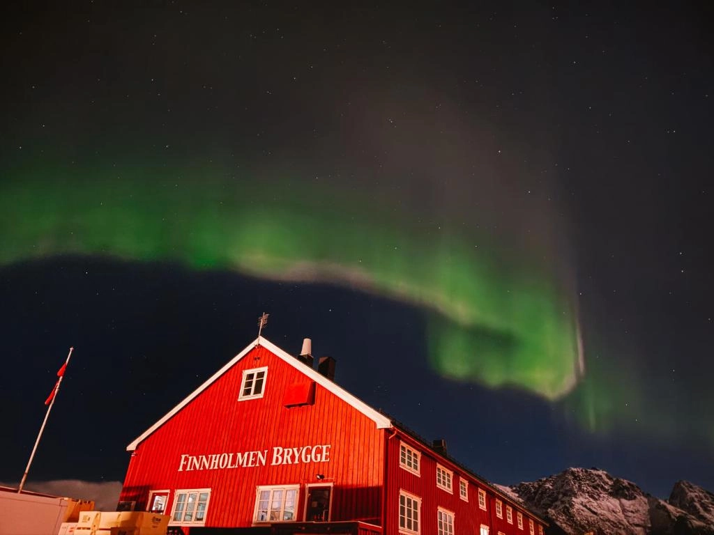 Finnholmen Brygge under northern lights